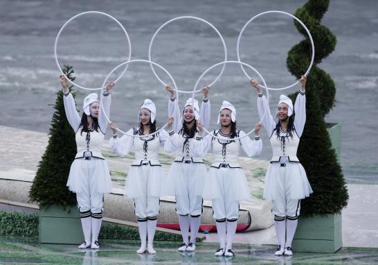 Bailarines sosteniendo los anillos olímpicos durante la ceremonia de inauguración en París 2024