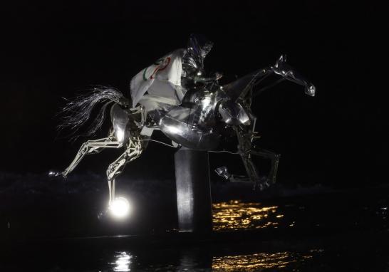 Un caballo blanco cruza sobre el Río Sena. Foto: Reuters