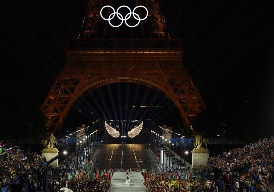 La Torre Eiffel de fondo mientras a la llegada de la jinete. Foto: Reuters