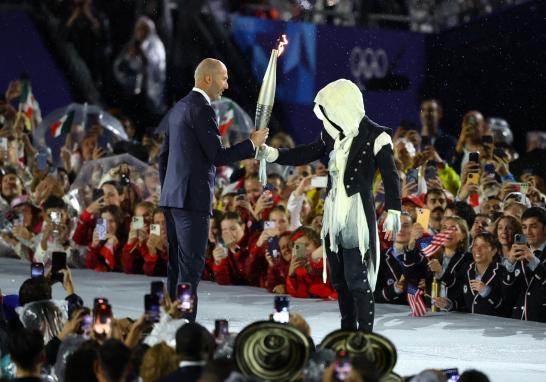 Zinedine Zidane recibe la antorcha olímpica. Foto: Reuters