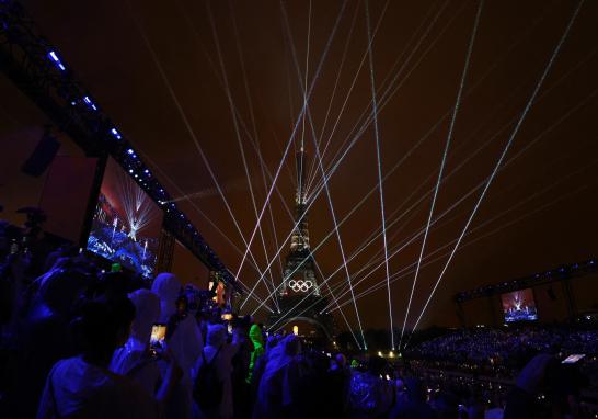 La Torre Eiffel se ilumina al cierre de la Ceremonia de Apertura de los Juegos de París 2024. Foto: Reuters