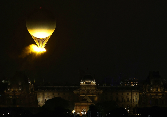 El fuego olímpico se posa sobre París tras la ceremonia de inauguración. Foto: Reuters