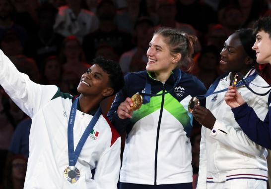 La medallista de plata Prisca Awiti Alcaraz de México junto con la medallista de oro Andreja Leski de Eslovenia y las medallistas de bronce Clarisse Agbegnenou de Francia y Laura Fazliu de Kosovo. FOTO: REUTERS