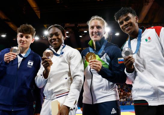 La medallista de plata Prisca Awiti Alcaraz de México junto con la medallista de oro Andreja Leski de Eslovenia y las medallistas de bronce Clarisse Agbegnenou de Francia y Laura Fazliu de Kosovo. FOTO: REUTERS