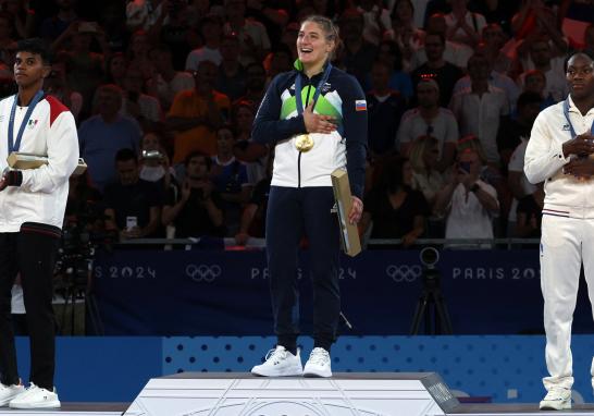 La medallista de plata Prisca Awiti Alcaraz de México junto con la medallista de oro Andreja Leski de Eslovenia y las medallistas de bronce Clarisse Agbegnenou de Francia y Laura Fazliu de Kosovo. FOTO: REUTERS