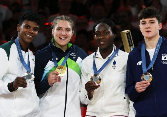 La medallista de plata Prisca Awiti Alcaraz de México junto con la medallista de oro Andreja Leski de Eslovenia y las medallistas de bronce Clarisse Agbegnenou de Francia y Laura Fazliu de Kosovo. FOTO: REUTERS