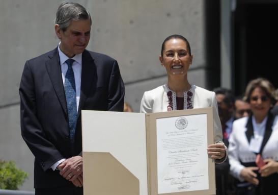 Claudia Sheinbaum muestra la constancia de mayoría que la acredita como presidenta electa de México. Foto EE: Eric Lugo.