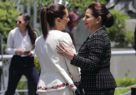 Mónica Soto, presidenta magistrada del TEPJF recibe a Claudia Sheinbaum y su esposo Jesús María Tarriba, en el TEPJF. Foto EE: Eric Lugo.