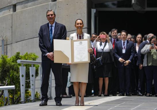 Claudia Sheinbaum muestra la constancia de mayoría que la acredita como presidenta electa de México. Foto EE: Eric Lugo.