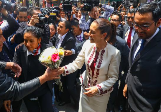 Claudia Sheinbaum recibe flores al llegar al Metropolitan, para celebrar la entrega de constancia de mayoría como presidenta electa de México. Foto EE: Rosario Servin.