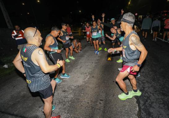 Calentamiento previo al inicio del Maratón CDMX. Foto EE: Eric Lugo.