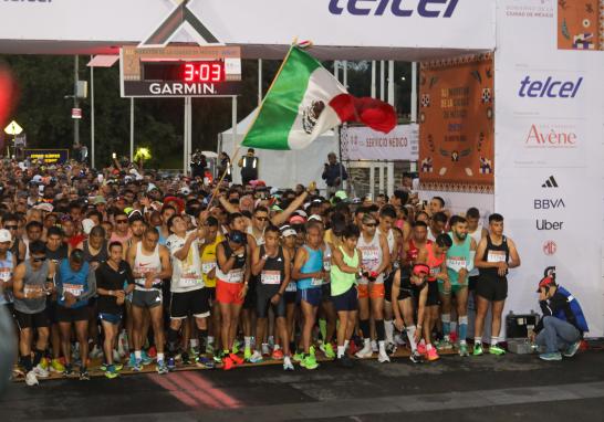 Salida de los atletas que acudieron al Maratón CDMX 2024. Foto EE: Eric Lugo