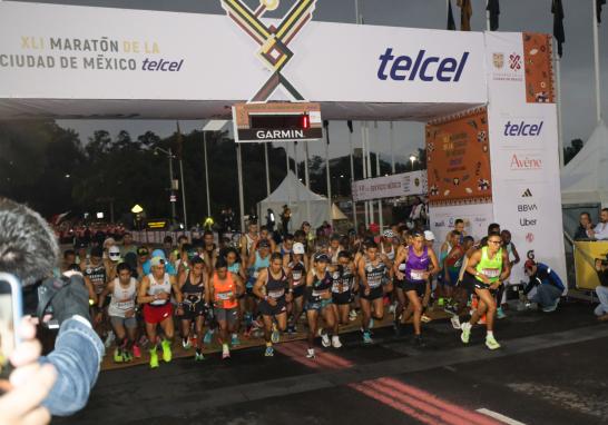 Salida de los atletas que acudieron al Maratón CDMX 2024. Foto EE: Eric Lugo