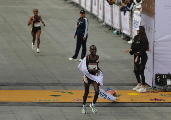 El keniano Edwin Kiptoo ganó el Maratón Internacional de la Ciudad de México. Foto EE: Eric Lugo