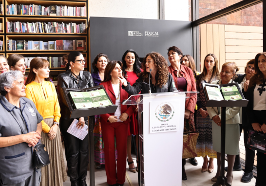 Graciela Baéz presentó el libro en la librería FCE/Educal de San Lázaro.