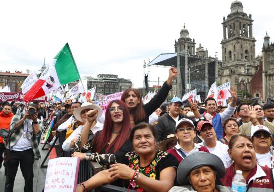 CIUDAD DE MÉXICO, 01 OCTUBRE 2024. Simpatizantes a la presidenta Claudia Sheinbaum previo a la ceremonia de los pueblos indígenas y el pueblo afromexicano para la entrega del Bastón de Mando, en la plancha del zócalo de la Ciudad de México.