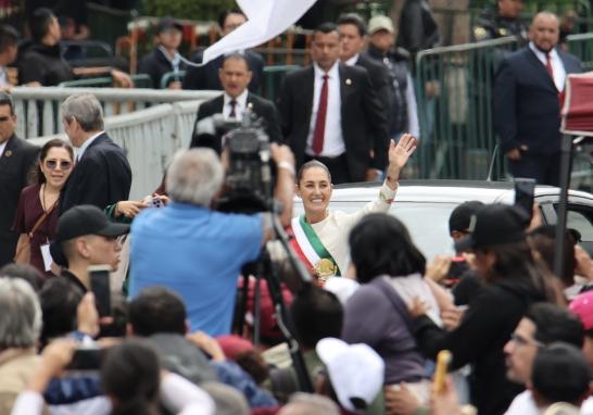 CIUDAD DE MÉXICO, 01 OCTUBRE 2024. Simpatizantes a la presidenta Claudia Sheinbaum previo a la ceremonia de los pueblos indígenas y el pueblo afromexicano para la entrega del Bastón de Mando, en la plancha del zócalo de la Ciudad de México.