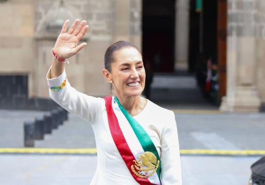 CIUDAD DE MÉXICO, 01 OCTUBRE 2024. Simpatizantes a la presidenta Claudia Sheinbaum previo a la ceremonia de los pueblos indígenas y el pueblo afromexicano para la entrega del Bastón de Mando, en la plancha del zócalo de la Ciudad de México.