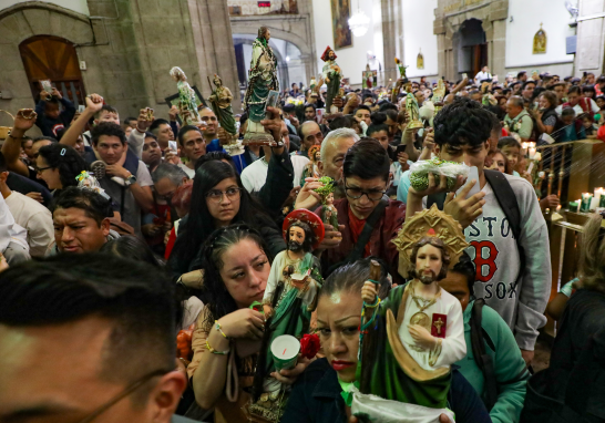 Devotos de San Judas Tadeo visitan el templo de San Hipólito.