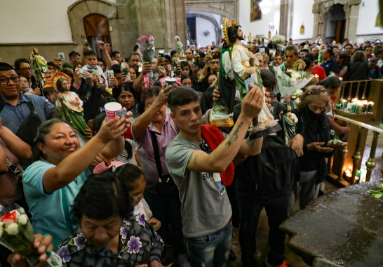 Devotos de San Judas Tadeo visitan el templo de San Hipólito.