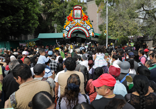 Devotos de San Judas Tadeo visitan el templo de San Hipólito.