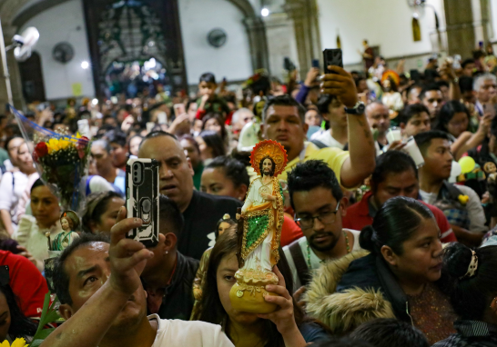 Devotos de San Judas Tadeo visitan el templo de San Hipólito.