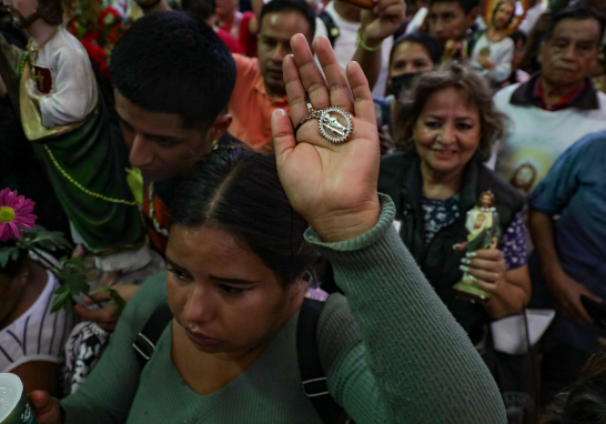 Devotos de San Judas Tadeo visitan el templo de San Hipólito.