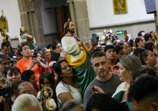 Devotos de San Judas Tadeo visitan el templo de San Hipólito.