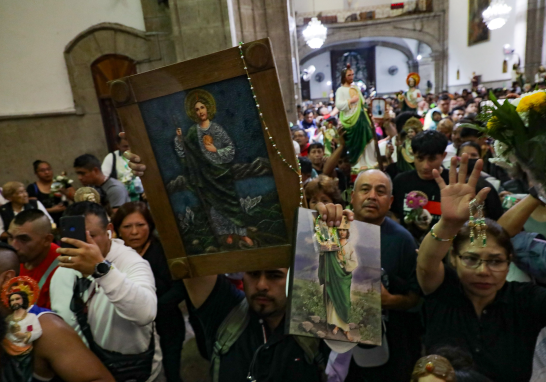 Devotos de San Judas Tadeo visitan el templo de San Hipólito.