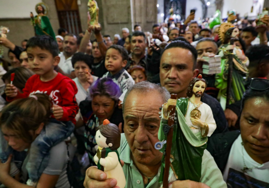 Devotos de San Judas Tadeo visitan el templo de San Hipólito.