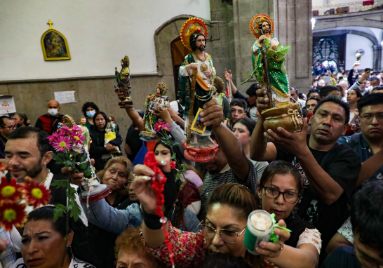 Devotos de San Judas Tadeo visitan el templo de San Hipólito.