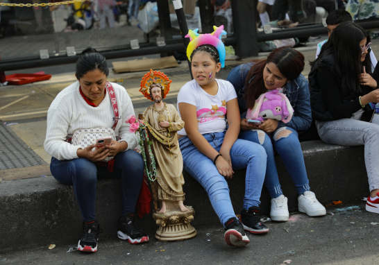 Devotos de San Judas Tadeo visitan el templo de San Hipólito.