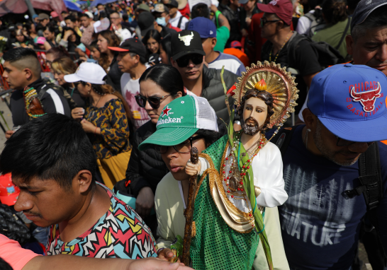 Devotos de San Judas Tadeo visitan el templo de San Hipólito.