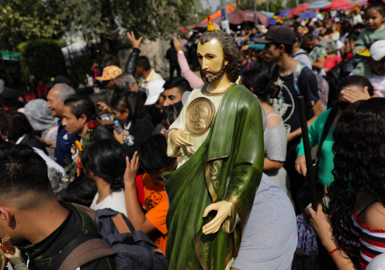 Devotos de San Judas Tadeo visitan el templo de San Hipólito.