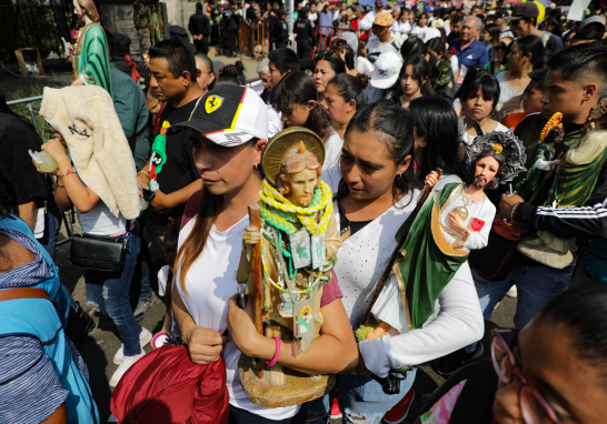 Devotos de San Judas Tadeo visitan el templo de San Hipólito.