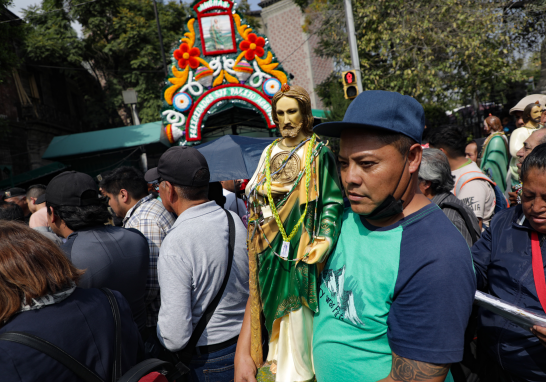 Devotos de San Judas Tadeo visitan el templo de San Hipólito.