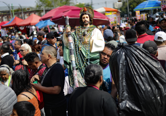 Devotos de San Judas Tadeo visitan el templo de San Hipólito.