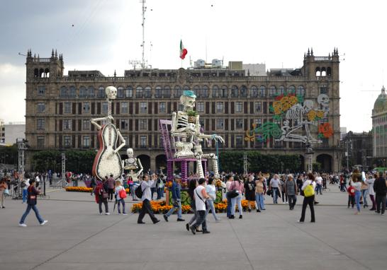 En el marco del día de muertos 2024, en la plancha del Zócalo capitalino se realiza la Mega Ofrenda de Día de Muertos, donde los habitantes de la Ciudad asisten a tomarse la selfie con las ofrendas. Foto EE: Eric Lugo