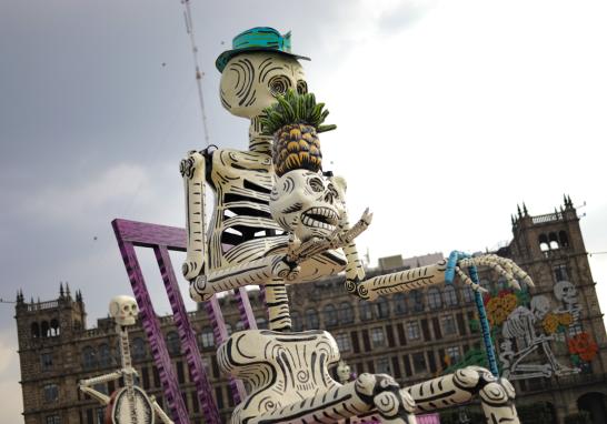 En el marco del día de muertos 2024, en la plancha del Zócalo capitalino se realiza la Mega Ofrenda de Día de Muertos, donde los habitantes de la Ciudad asisten a tomarse la selfie con las ofrendas. Foto EE: Eric Lugo