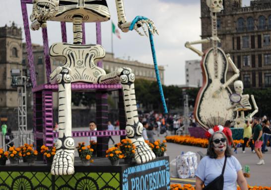 En el marco del día de muertos 2024, en la plancha del Zócalo capitalino se realiza la Mega Ofrenda de Día de Muertos, donde los habitantes de la Ciudad asisten a tomarse la selfie con las ofrendas. Foto EE: Eric Lugo