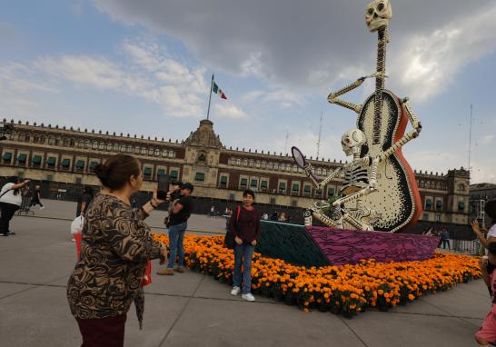 En el marco del día de muertos 2024, en la plancha del Zócalo capitalino se realiza la Mega Ofrenda de Día de Muertos, donde los habitantes de la Ciudad asisten a tomarse la selfie con las ofrendas. Foto EE: Eric Lugo