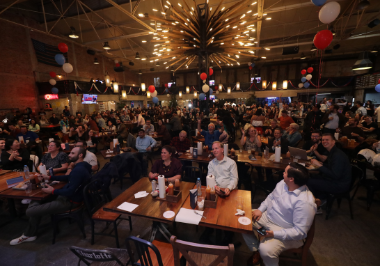 En la Ciudad de México, algunos ciudadanos estadounidenses acudieron al restaurante Pinche Gringo para seguir los resultados de las elecciones presidenciales.