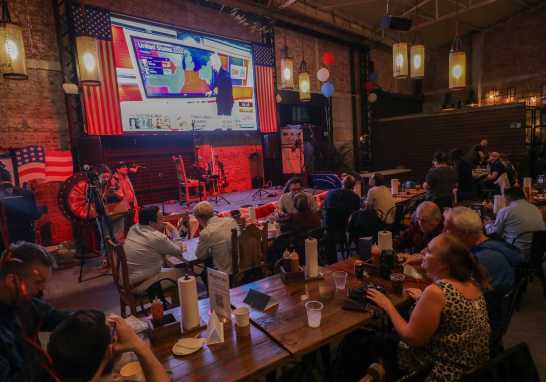 En la Ciudad de México, algunos ciudadanos estadounidenses acudieron al restaurante Pinche Gringo para seguir los resultados de las elecciones presidenciales.