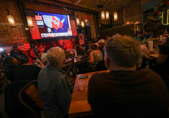 En la Ciudad de México, algunos ciudadanos estadounidenses acudieron al restaurante Pinche Gringo para seguir los resultados de las elecciones presidenciales.