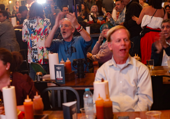 En la Ciudad de México, algunos ciudadanos estadounidenses acudieron al restaurante Pinche Gringo para seguir los resultados de las elecciones presidenciales.