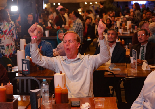 En la Ciudad de México, algunos ciudadanos estadounidenses acudieron al restaurante Pinche Gringo para seguir los resultados de las elecciones presidenciales.