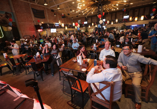 En la Ciudad de México, algunos ciudadanos estadounidenses acudieron al restaurante Pinche Gringo para seguir los resultados de las elecciones presidenciales.