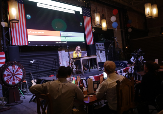 En la Ciudad de México, algunos ciudadanos estadounidenses acudieron al restaurante Pinche Gringo para seguir los resultados de las elecciones presidenciales.