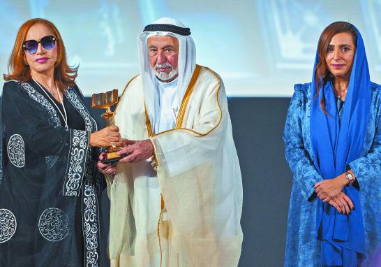 La ceremonia. Mosteghanemi recibió una estatuilla de manos de Su Alteza Sultan bin Mohammed Al-Qasimi, gobernante del emirato.