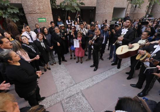 Trabajadores del Poder Judicial realizan una ceremonia para despedir de los jueces y magistrados que renunciaron a las votaciones del año siguiente para mantener sus puestos, con mariachis y aplausos los juzgadores se despiden del Consejo de la Judicatura.